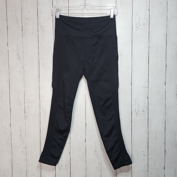 Fabletics Women's Leggings Black Polyester High Rise Crop Vented Size Medium. - Picture 1 of 8